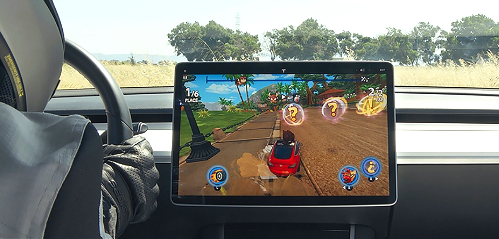 Tesla подтвердила NHTSA, что остановит игровые автоматы в автомобиле, пока автомобиль находится в движении