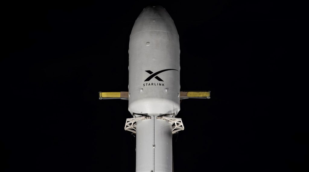 SpaceX поднимает ракету Falcon 9 в вертикальное положение для запуска Starlink Rdeshare