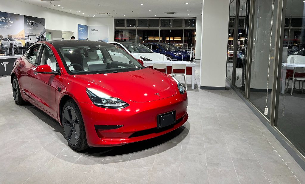 Поставщик аккумуляторов Tesla CATL не будет продавать автомобили с ДВС не позднее 2035 года