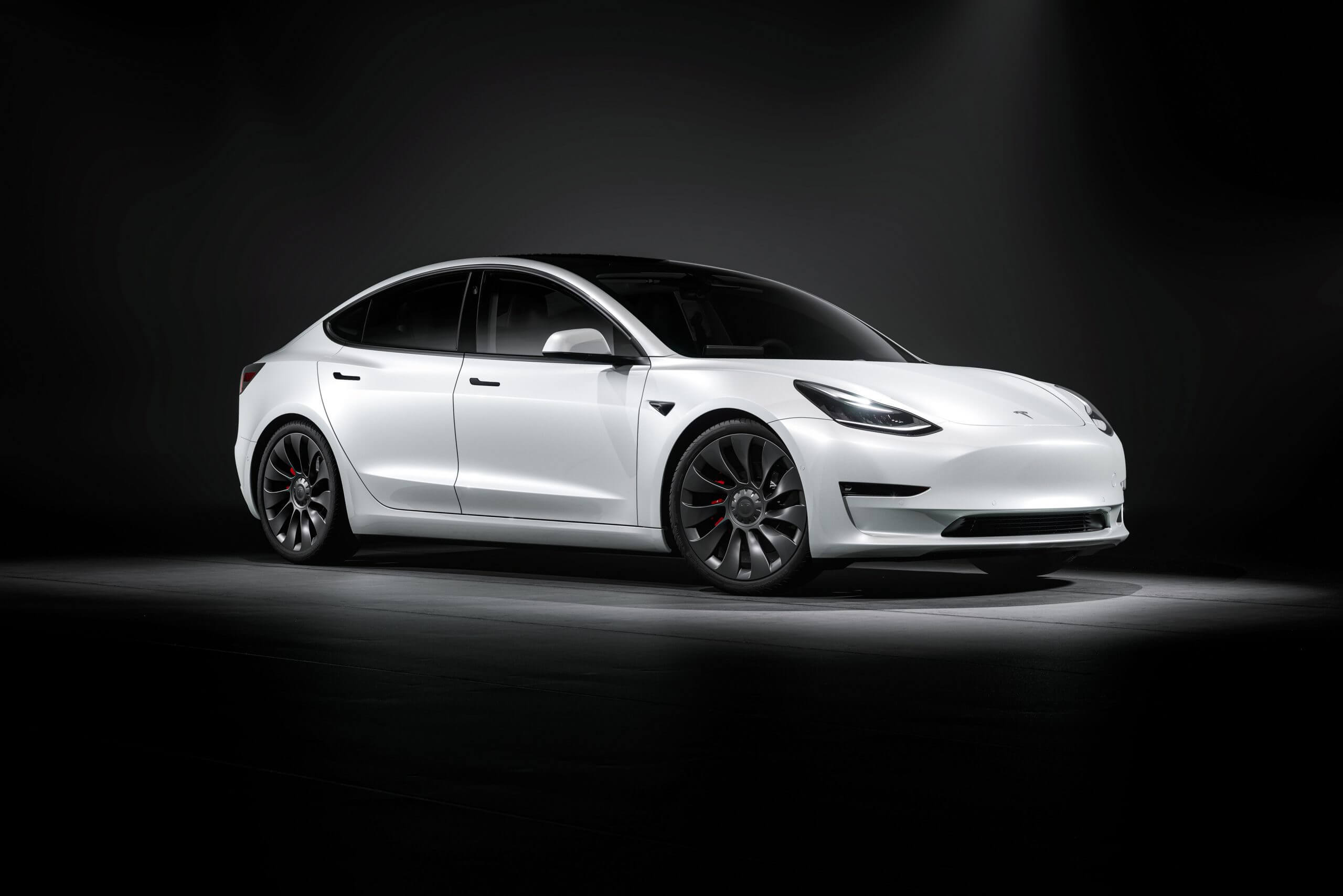 Tesla는 Model 3를 개편하고 있습니다.