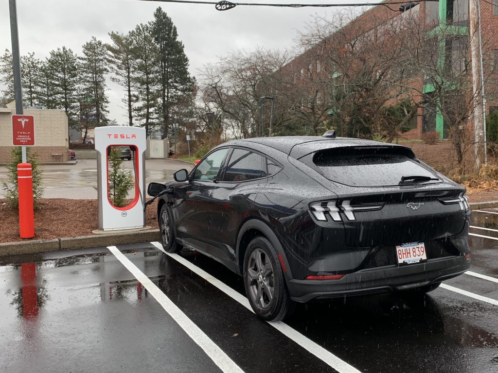 Tesla Supercharger успешно заряжает Ford Mustang Mach-E