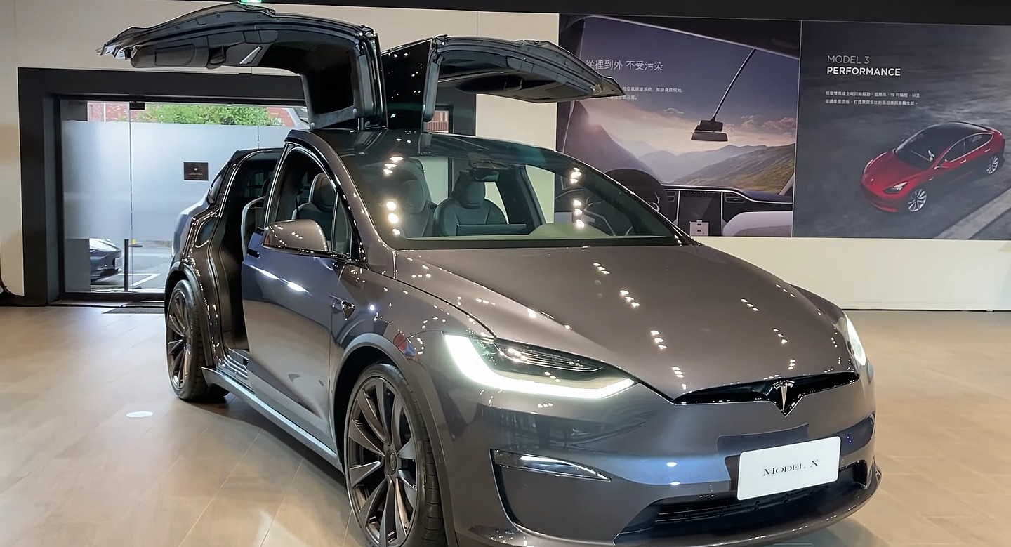 Некоторые клиенты Tesla теперь ожидают 2-летнего ожидания своей новой модели X.