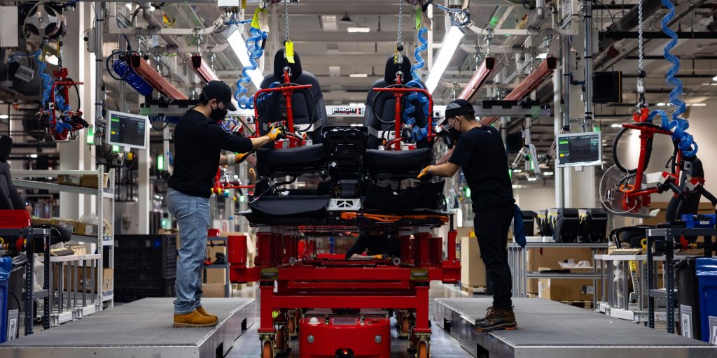Смогут ли открытия двух новых заводов Tesla затмить закрытие в Шанхае?