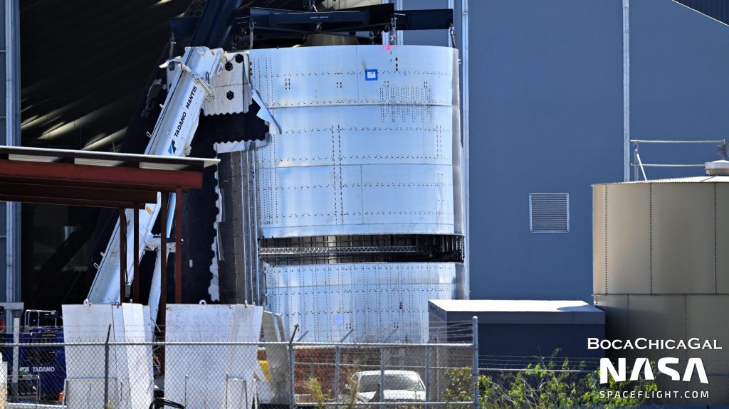 SpaceX оснащает прототип Starship уникальным спутниковым диспенсером Starlink