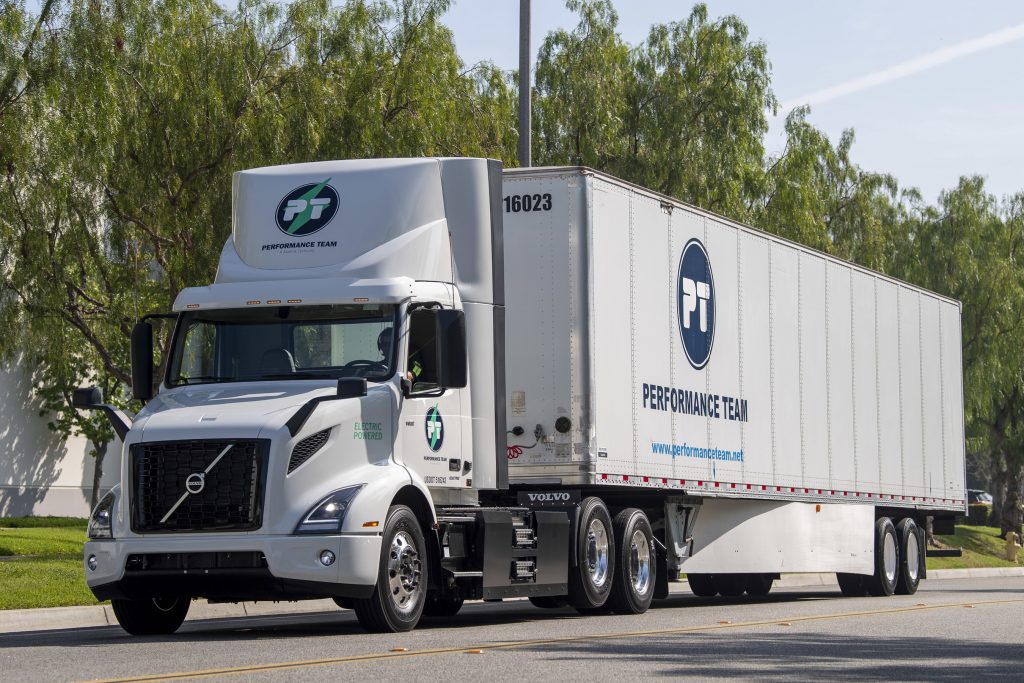 Volvo Trucks получает рекордный заказ на 126 электрических полуприцепов от команды Performance Team, принадлежащей Maersk
