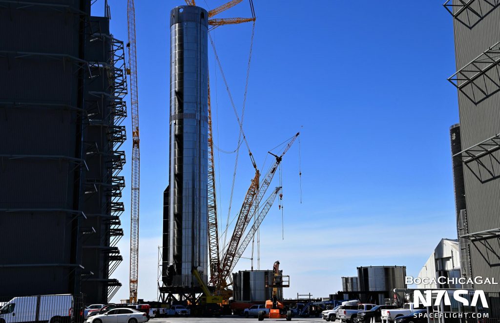 SpaceX выкатывает модернизированную ракету-носитель Super Heavy на стартовую площадку