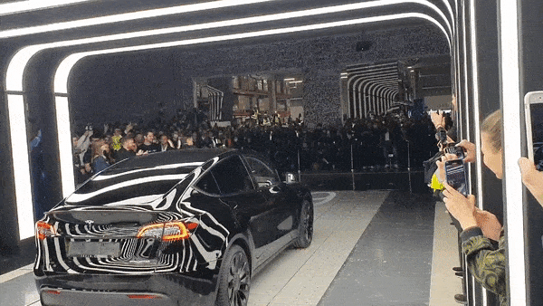 Илон Маск поддерживает традиции Tesla, танцуя во время первой передачи Model Y в Giga Berlin.
