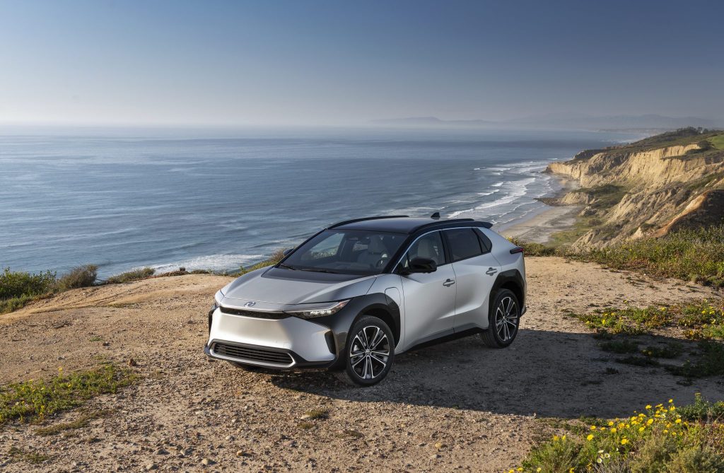 Toyota официально запускает bZ4X, свой первый полноценный электромобиль почти за десятилетие.