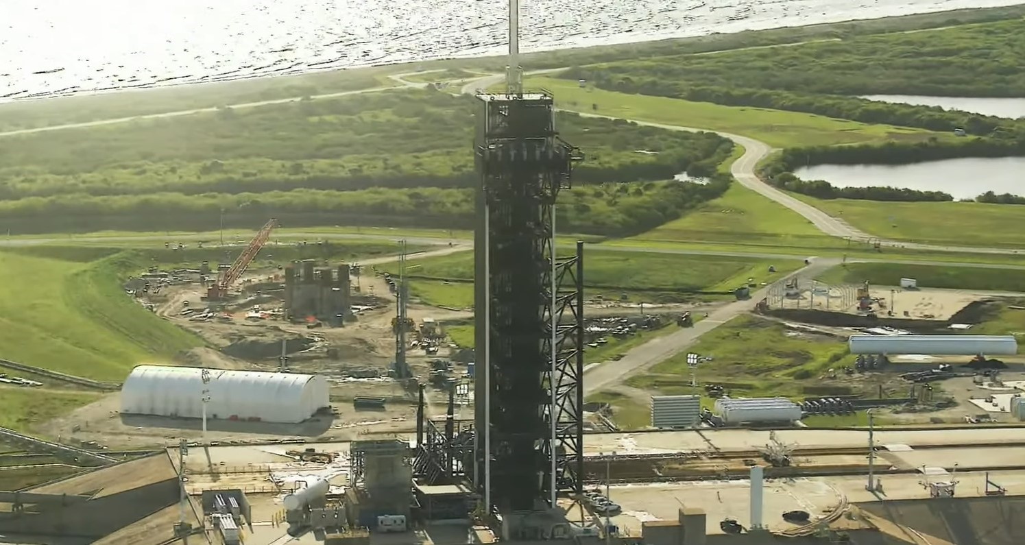 SpaceX быстро строит первую стартовую площадку и башню Starship во Флориде