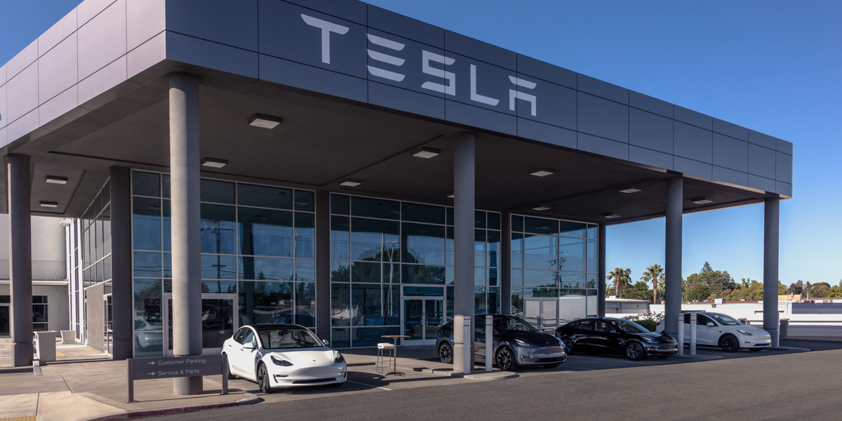 Tesla предлагает новую скидку в размере 3000 долларов или бесплатную наддувку при обмене, что еще больше снижает цены