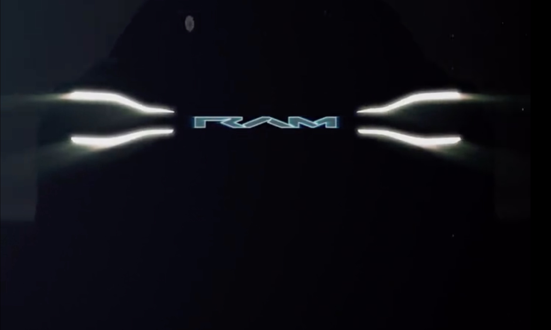 Дебют RAM 1500 BEV назначен на осень 2022 года, тизер показывает Ford F-150 Lightning
