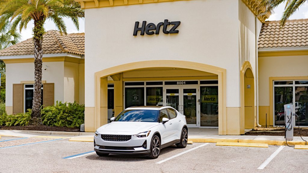 Hertz расширяет предложение электромобилей благодаря новому партнерству Polestar на 65 000 автомобилей