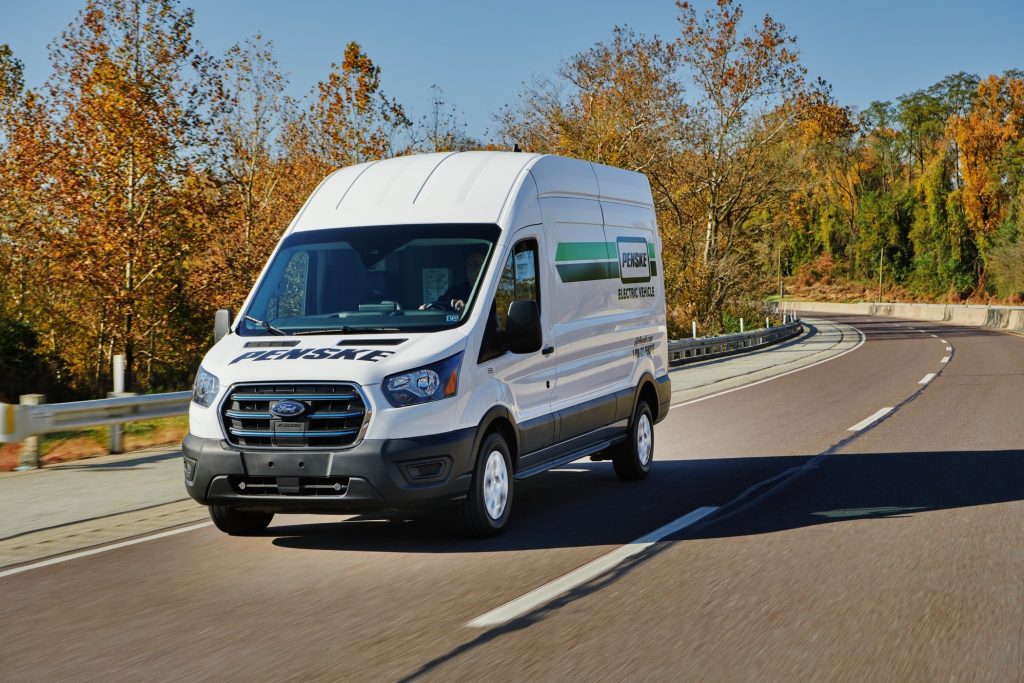 Penske добавляет Ford E-Transit в свой парк арендованных и лизинговых фургонов