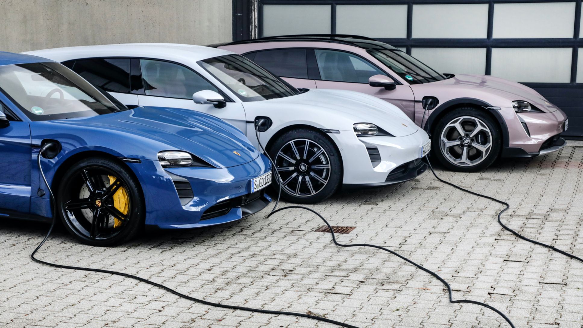 Porsche использует «рой» Taycan в успешном тесте автомобиля на сеть