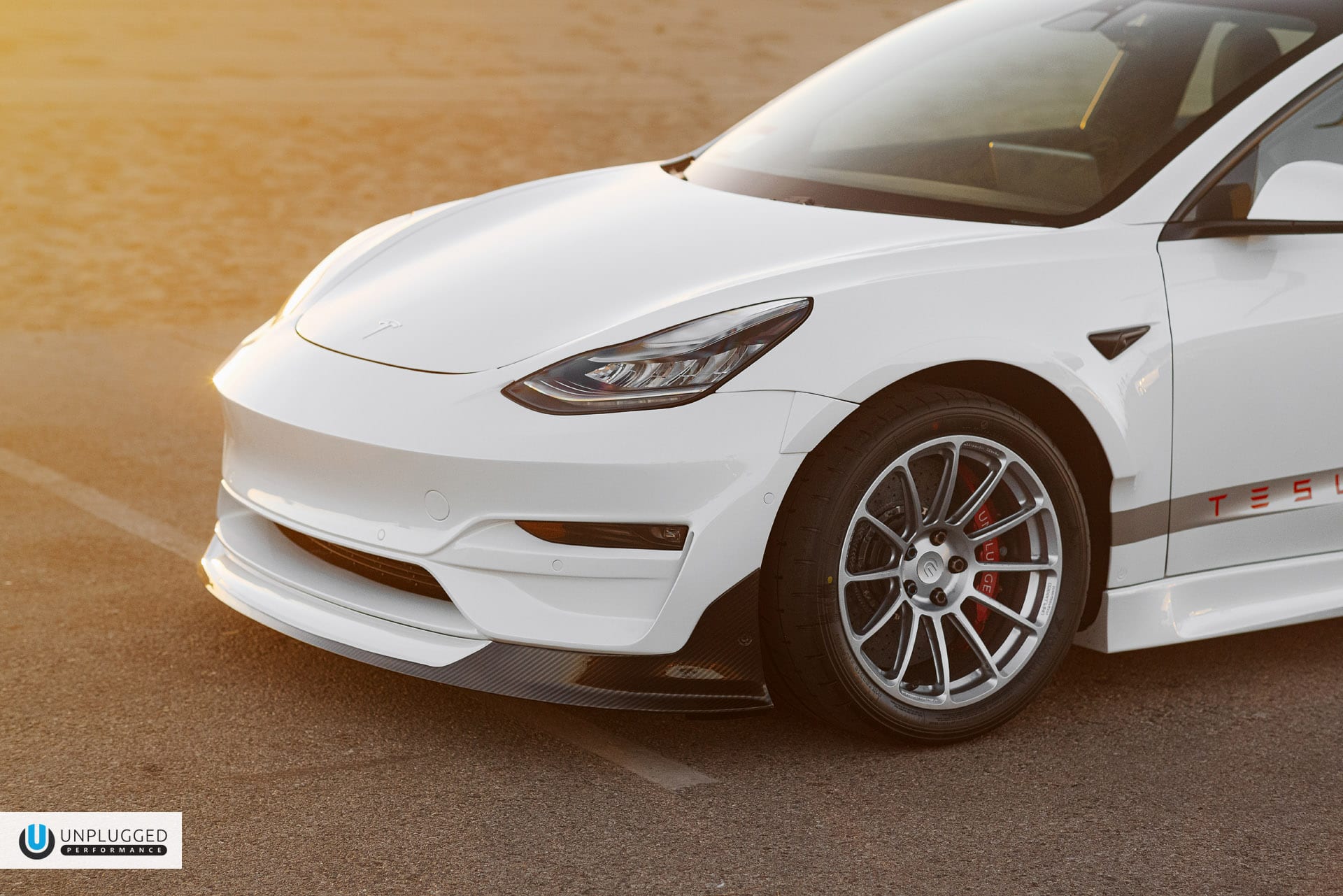 Tesla Model 3 с деталями на болтах соответствует рекорду Porsche 911 GT2 RS на выставке Buttonwillow