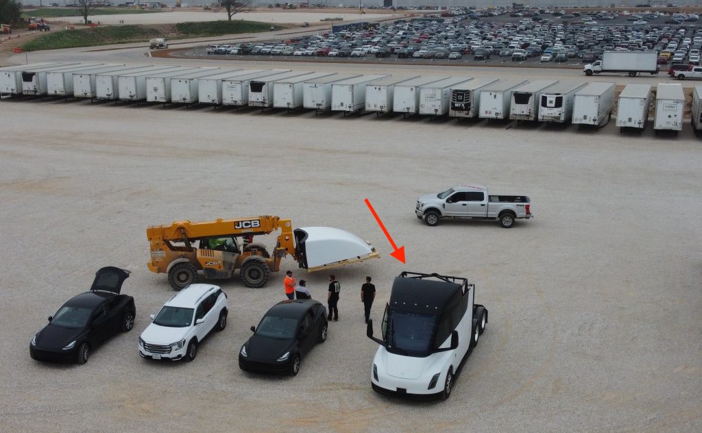 Tesla Semi посещает Giga Texas перед мероприятием Cyber ​​Rodeo