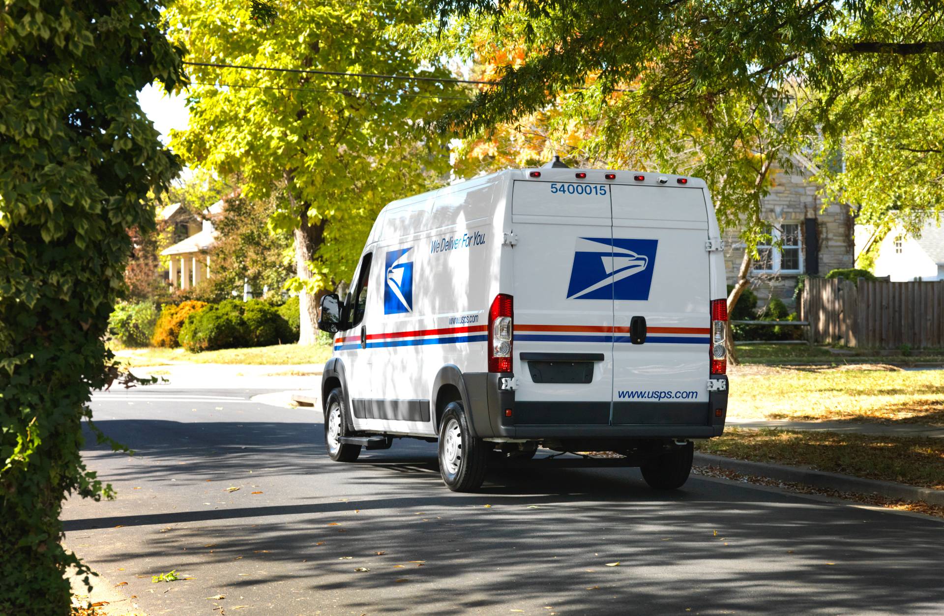 Почтовая служба США добавляет больше электромобилей в свои планы модернизации