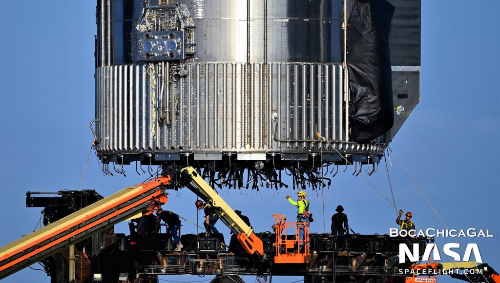 SpaceX начинает установку новых двигателей Raptor 2 на ракету-носитель Super Heavy
