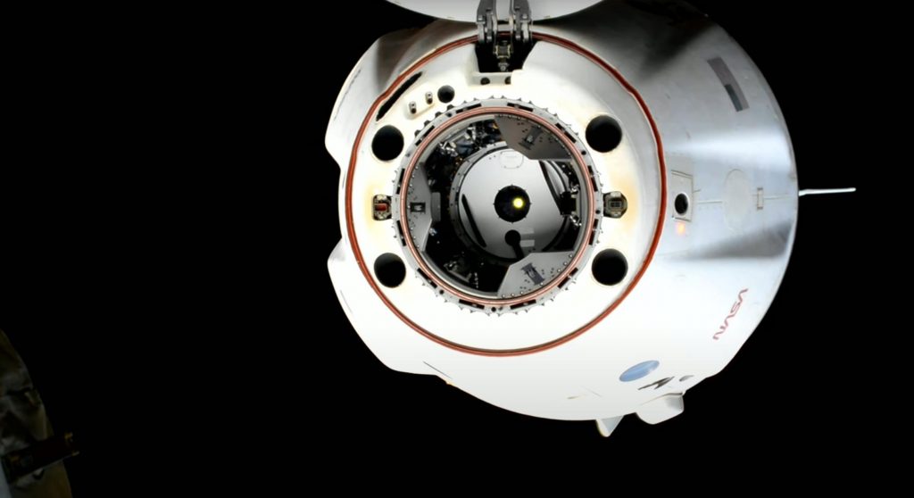 Космический корабль SpaceX Crew Dragon покидает космическую станцию ​​с астронавтами НАСА и ЕКА