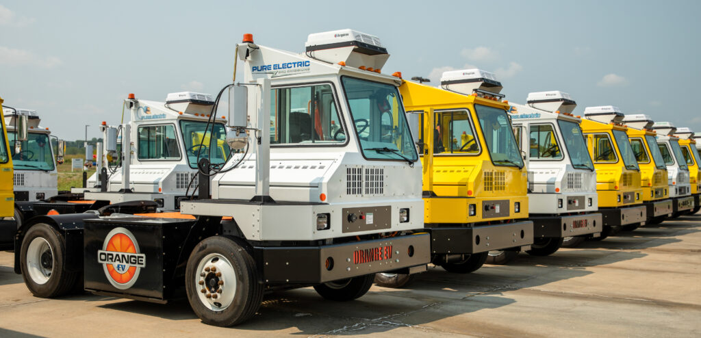 Penske добавляет мощные электрические дворовые грузовики Orange EV в свой автопарк