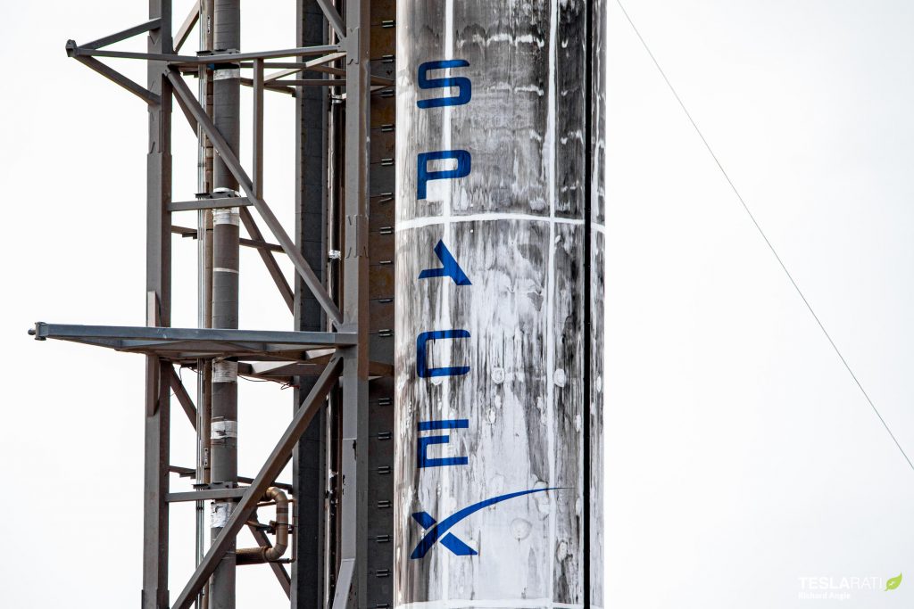 SpaceX уже поднимает ракету Falcon 9 вертикально для следующего запуска Starlink