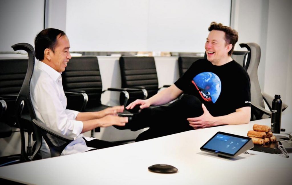 Тесла посещает Индонезию, чтобы обсудить никель, в то время как Илон Маск принимает президента Джокови в SpaceX