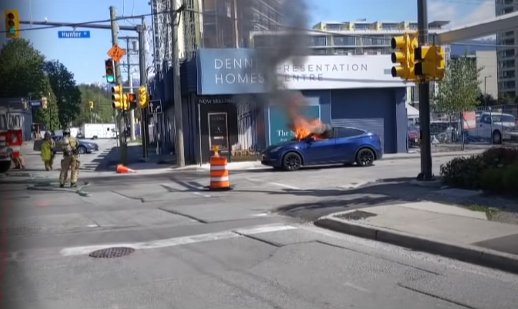 Владелец Tesla Model Y говорит, что ему пришлось разбить окно, чтобы выбраться из горящего автомобиля после остановки