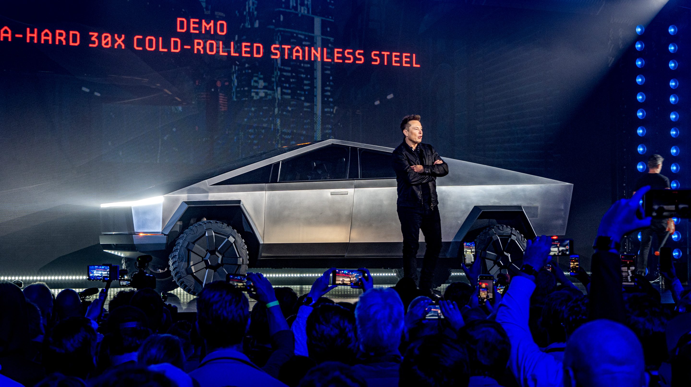 Илон Маск заявил, что дизайн Tesla Cybertruck официально завершен