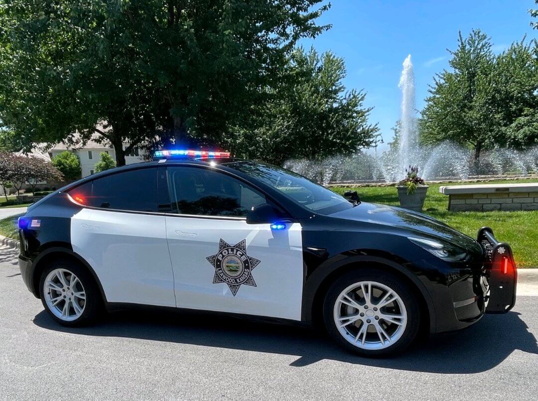 Полиция Канзаса приветствует Tesla Model Y, которая, как ожидается, позволит сэкономить средства