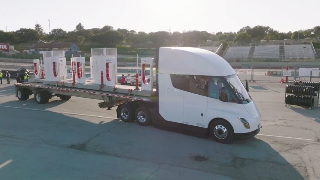 Tesla Semi помогает установить сборные нагнетатели в Laguna Seca