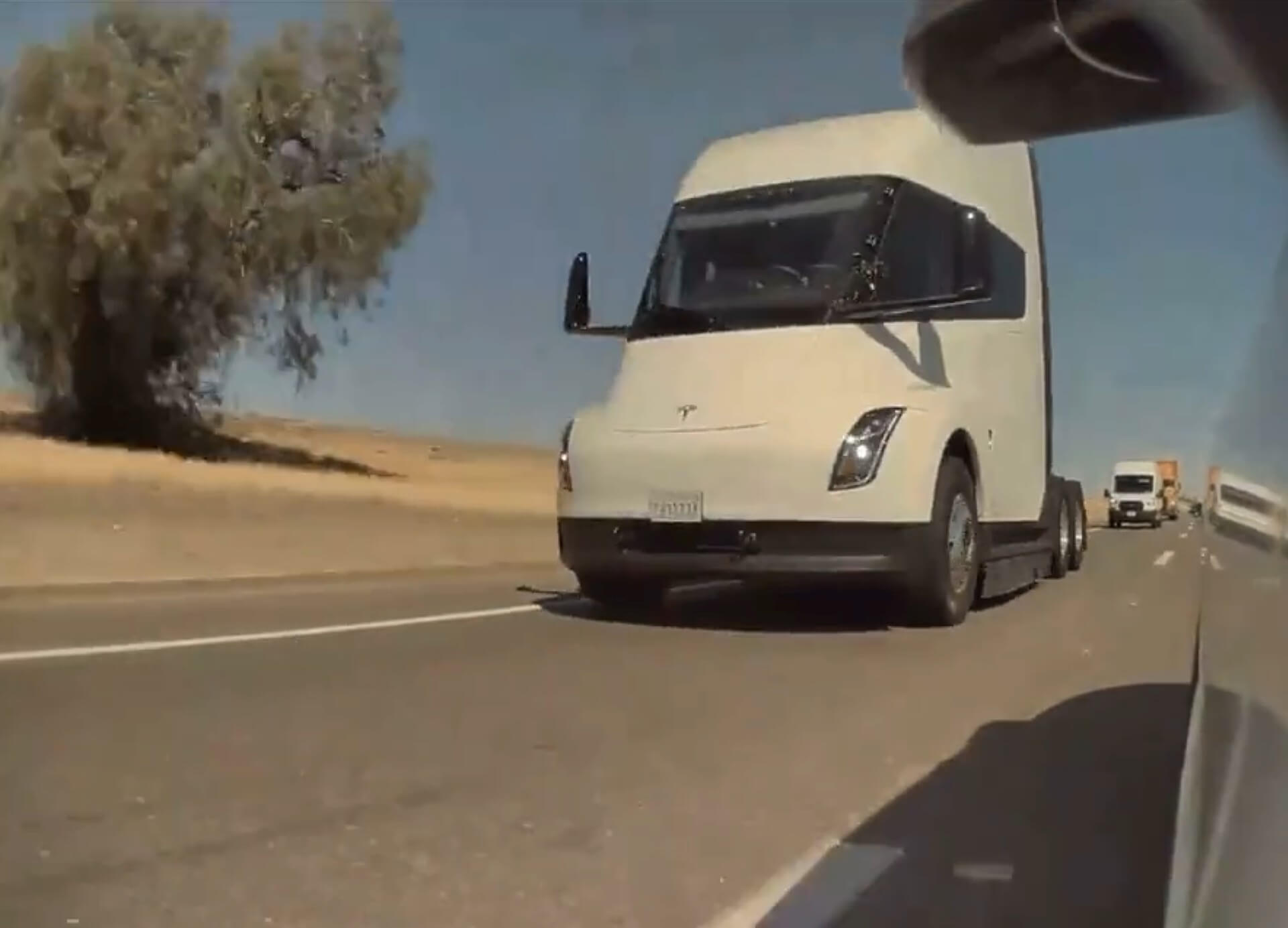 Tesla Semi замечена на дорожных испытаниях в Калифорнии перед началом производства