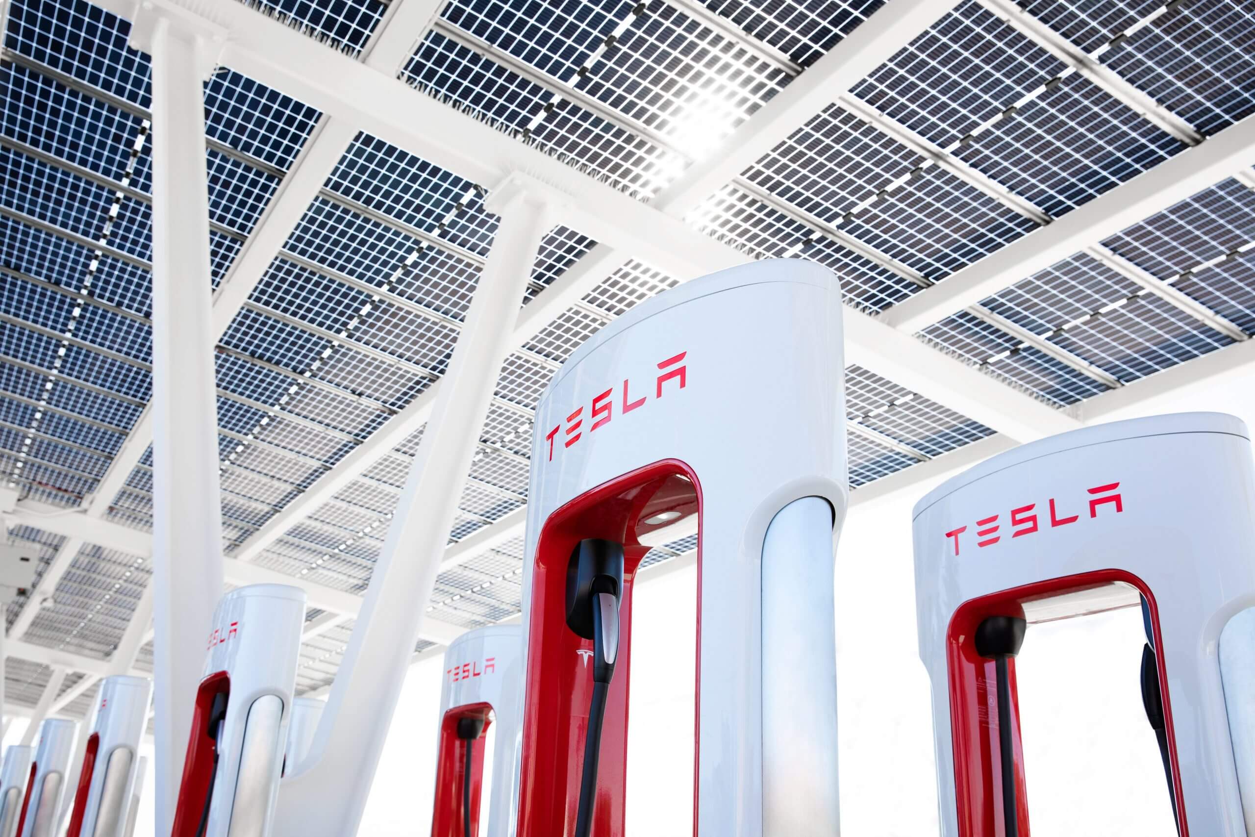 Tesla menjemput EV bukan Tesla di Itali untuk mengecas pada rangkaian Supercharger