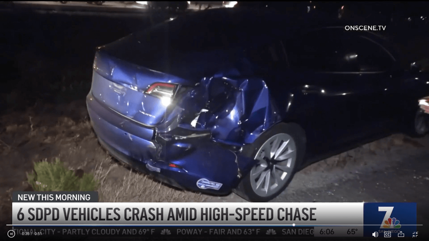 Сумасшедшая авария полицейской погони на высокой скорости с участием 6 автомобилей SDPD и Тесла прохожего