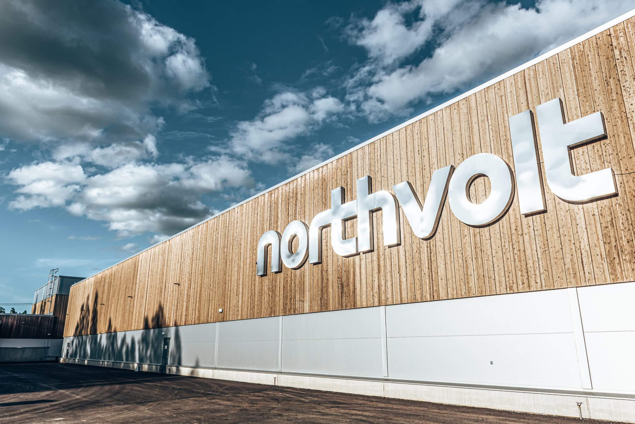 Аккумуляторная компания Northvolt, поддерживаемая Volkswagen, объявляет о расширении на 1,1 млрд долларов
