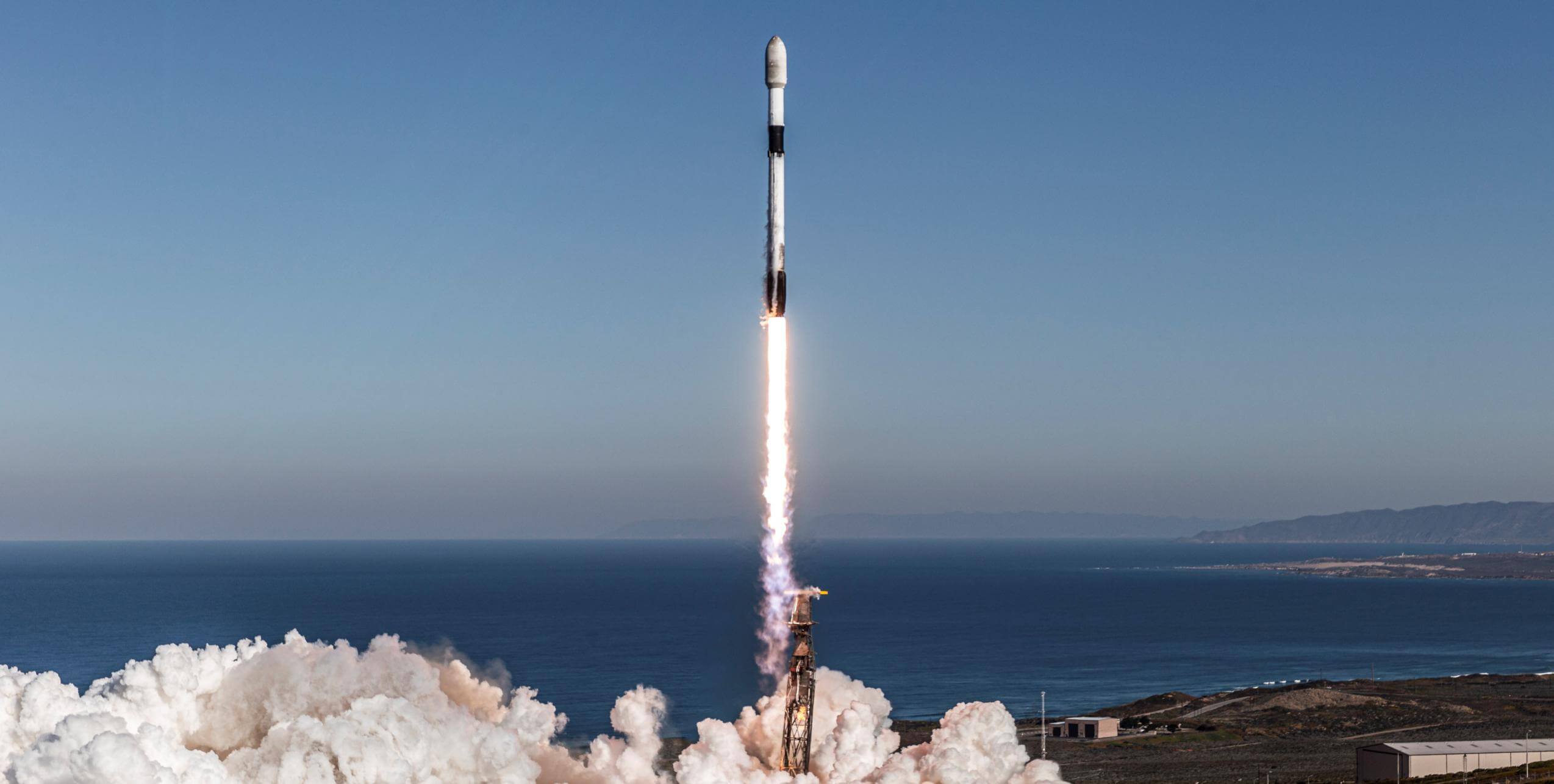 Lancement de SpaceX Starlink pour battre le record de rotation des pads californiens