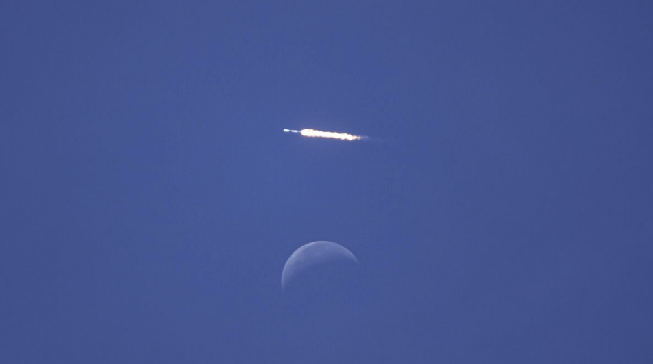 SpaceX Falcon 9 over de maan