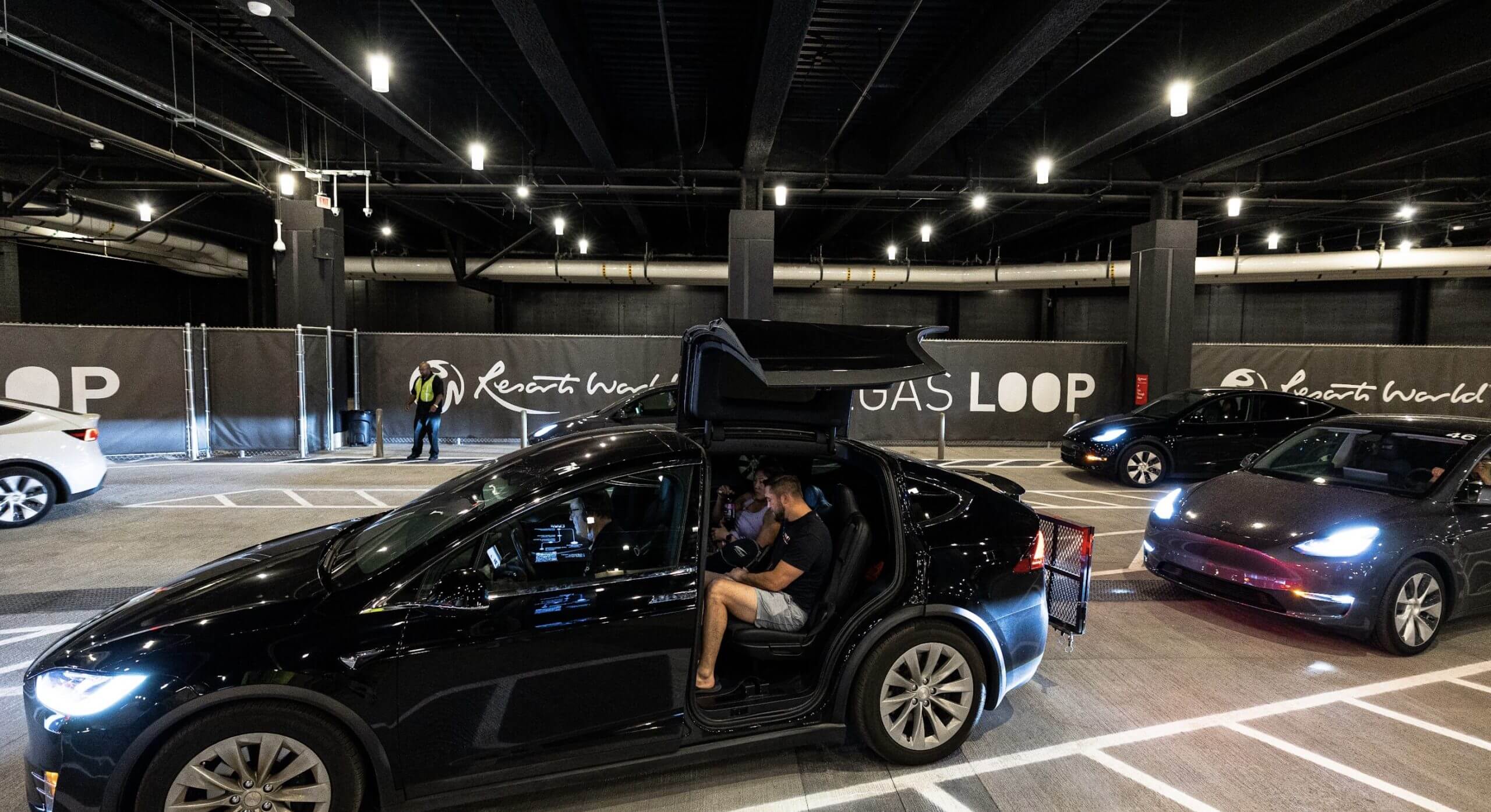 Стратегия Tesla по внедрению беспилотных автомобилей для Las Vegas Loop компании Boring Co дразнят