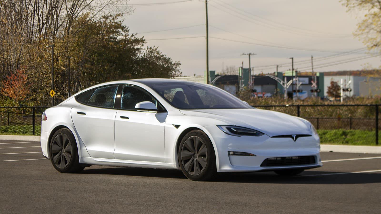 Tesla Model S Plaid была замечена во время тестирования на заводе Ferrari в Маранелло