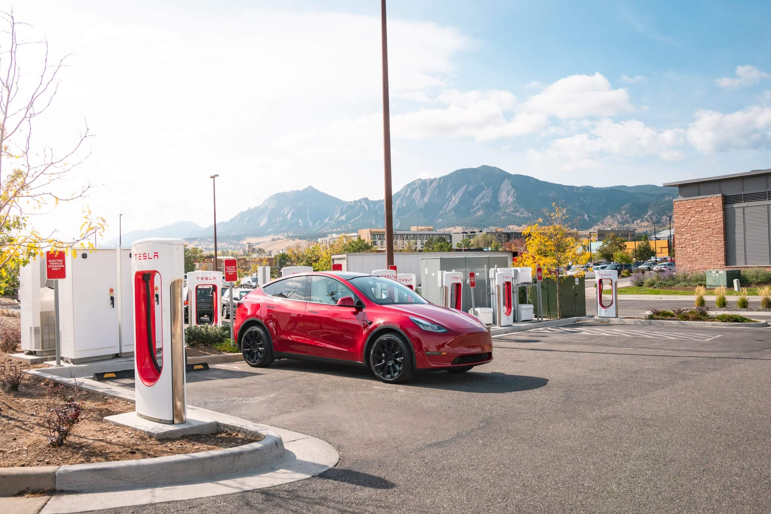 Tesla staat op het punt zijn Superchargers open te stellen voor andere EV’s in de VS