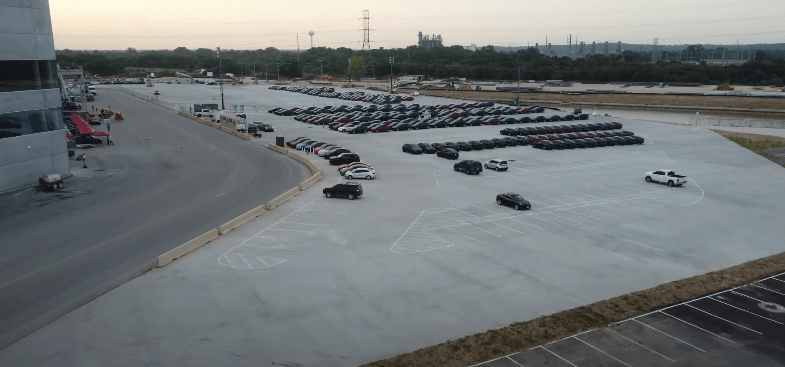 Транспорты Tesla Giga Texas перевозят более 150 автомобилей в день: видео