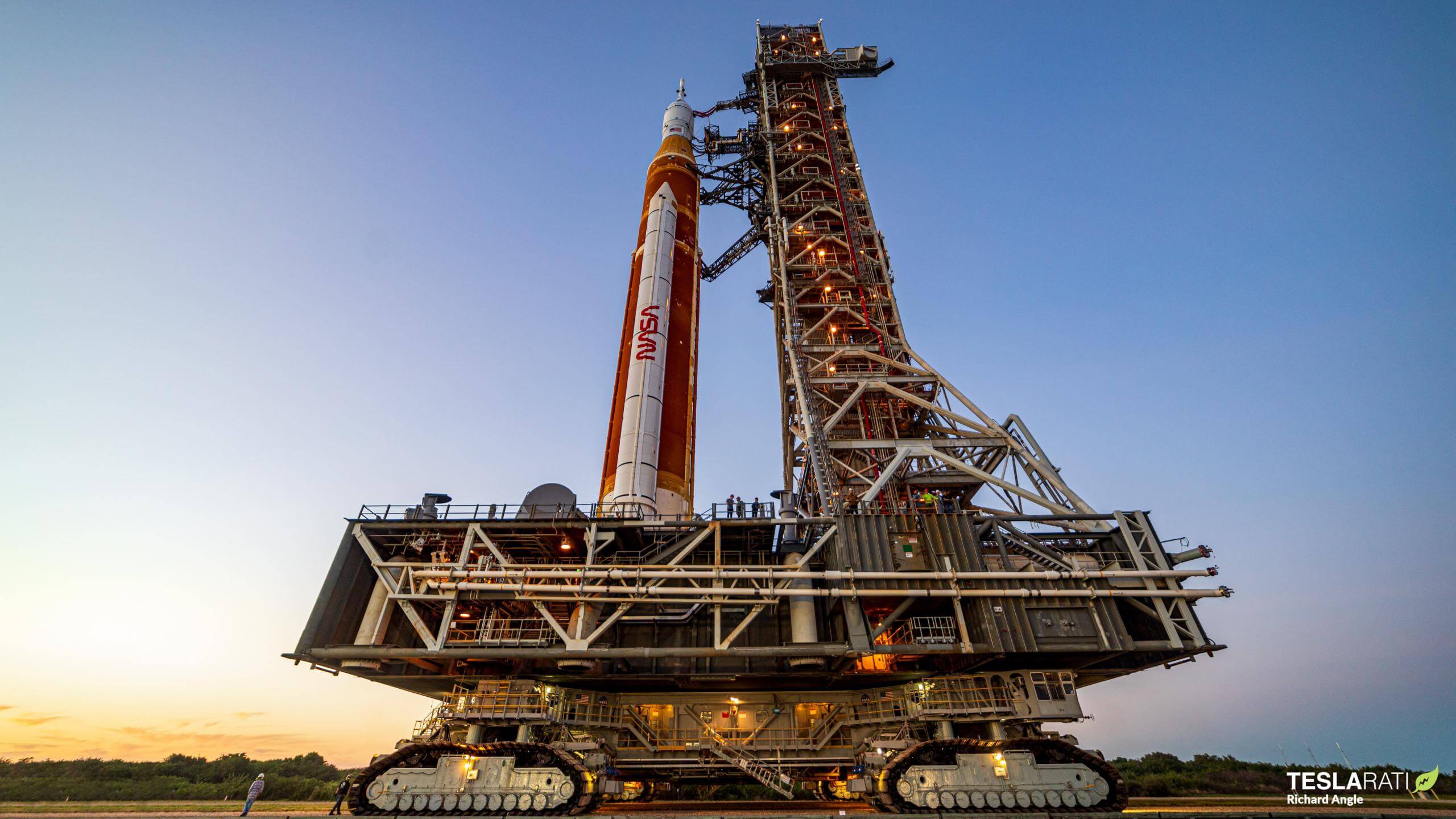 NASA、SLS Moon ロケットを 2 日前に発射台に運ぶ