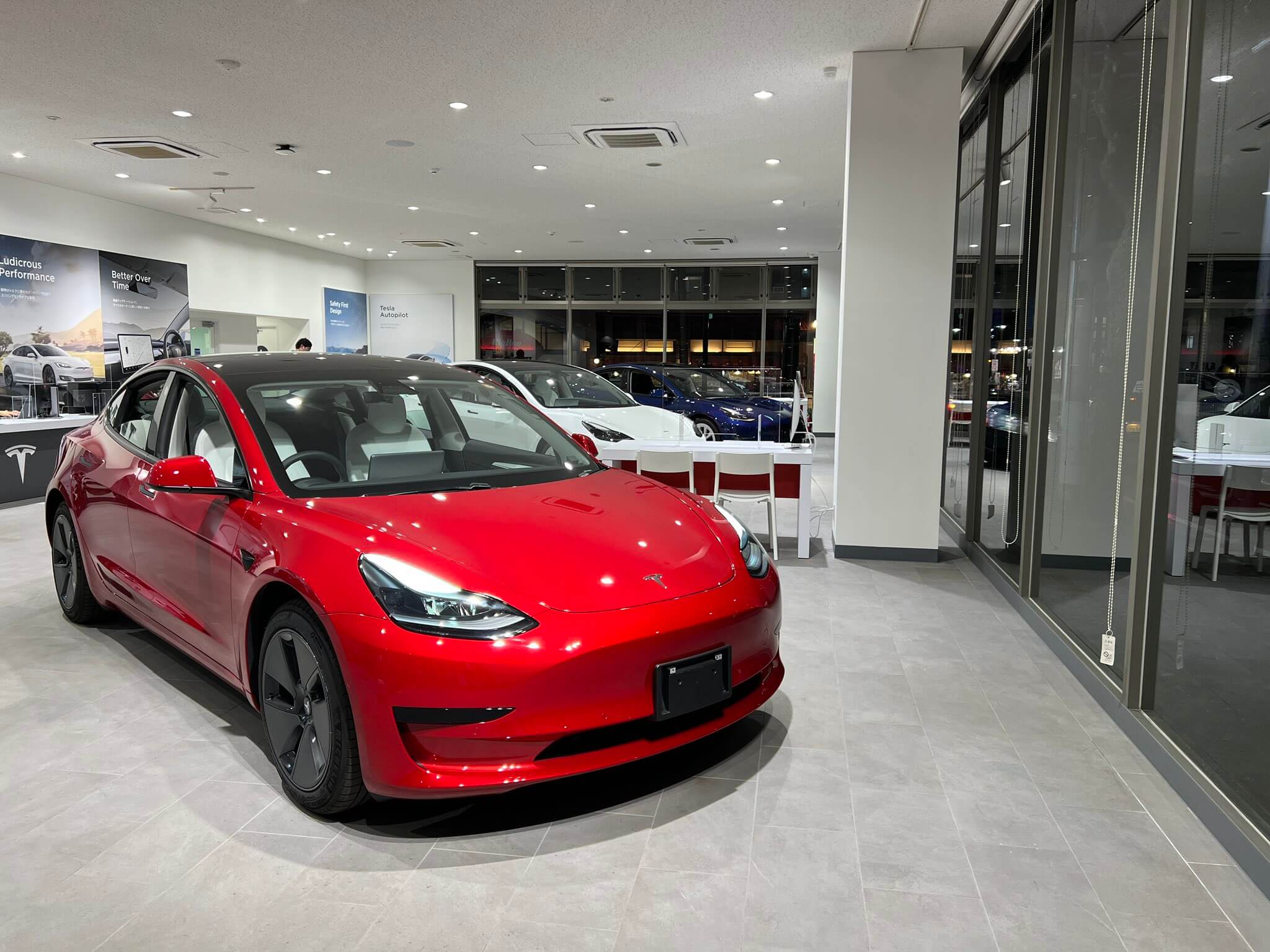 Подержанные автомобили Tesla Model 3 продаются в Австралии за 91 000 долларов.
