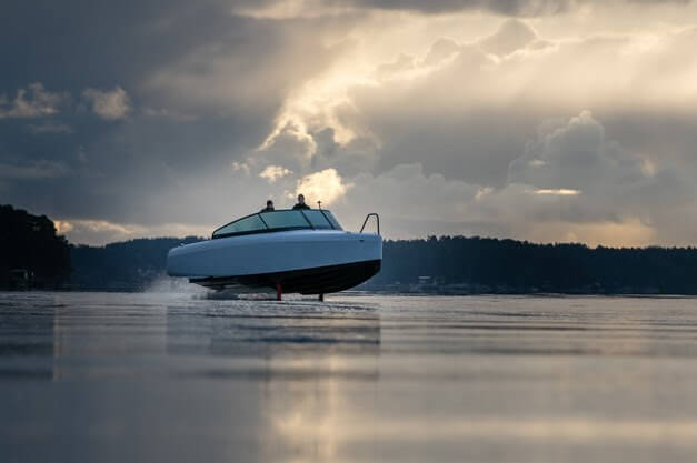 Polestar schließt Vereinbarung zur Lieferung von Batterien für schwebende Elektroboote von Candela ab