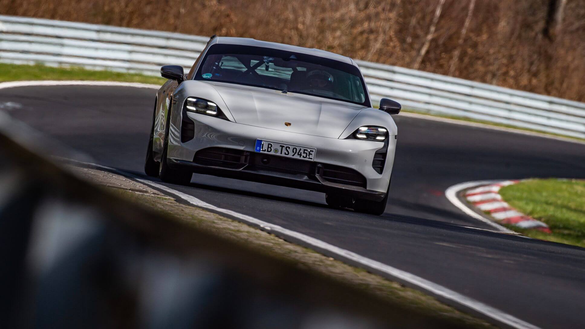 Porsche Taycan menunjukkan kepimpinan baru muncul dalam video perlumbaan seretan baharu