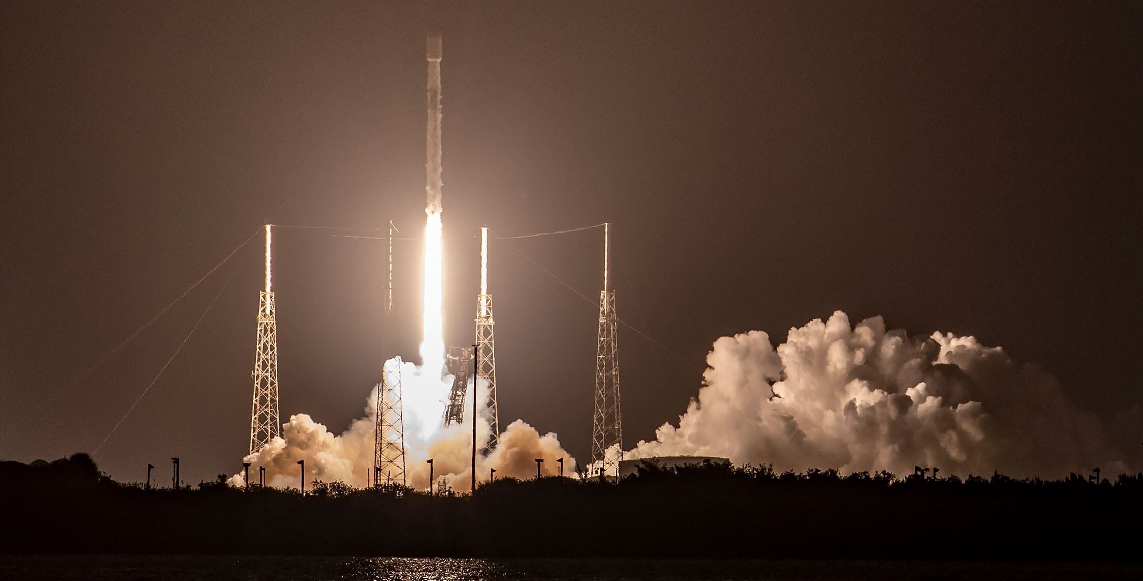 El cohete SpaceX Falcon 9 rompe el récord de masa de carga útil con un refuerzo reparado