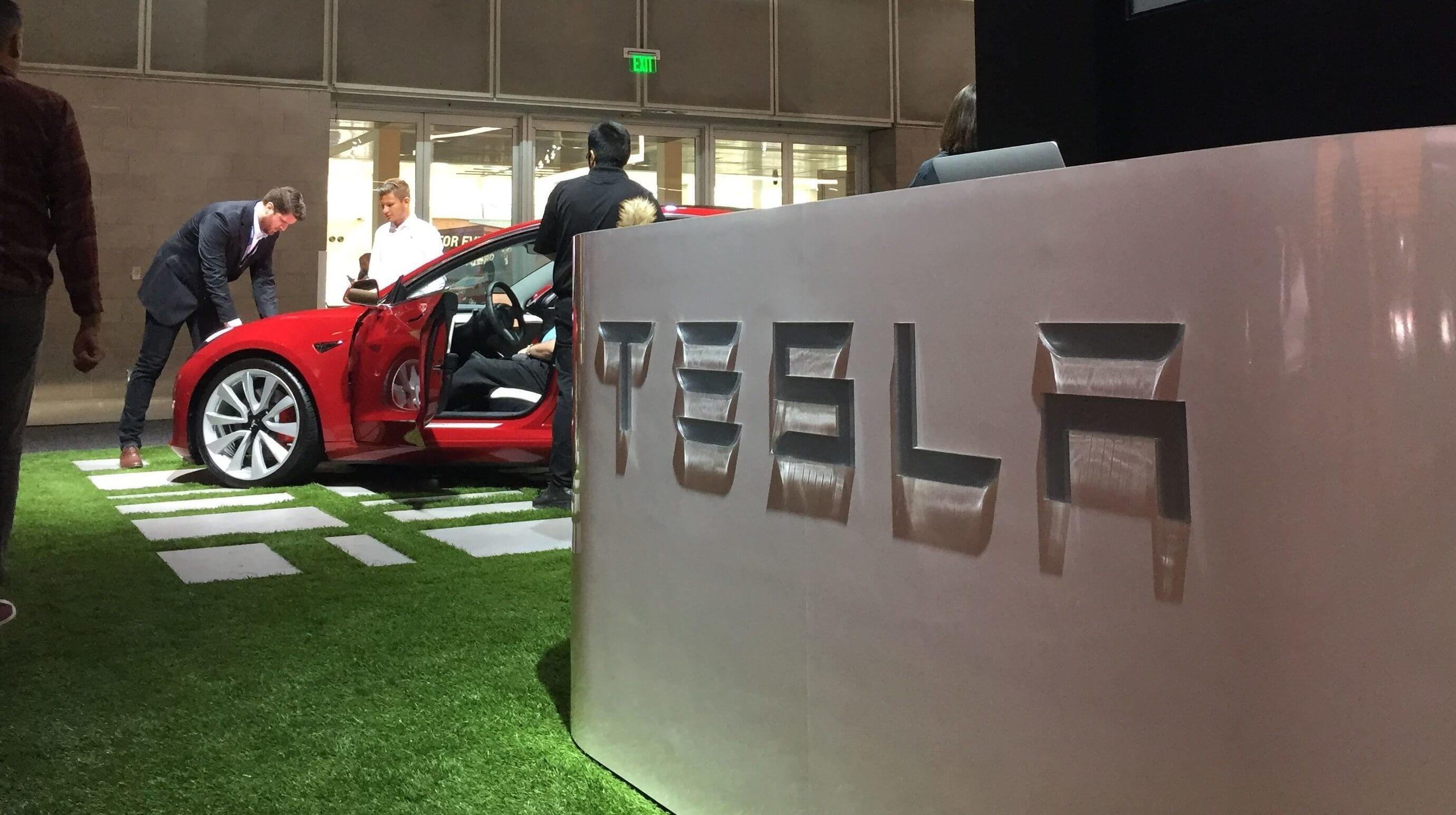 Tesla объявила дату дробления акций 3:1
