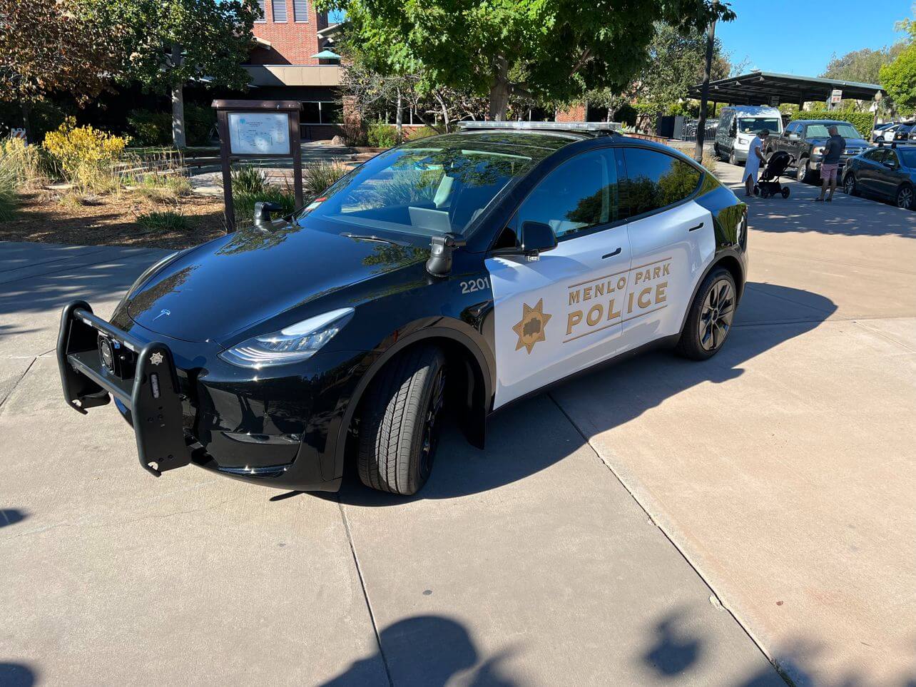 Tesla Model Y, Menlo Park Polis çalışanını takdir etkinliğinde görücüye çıktı