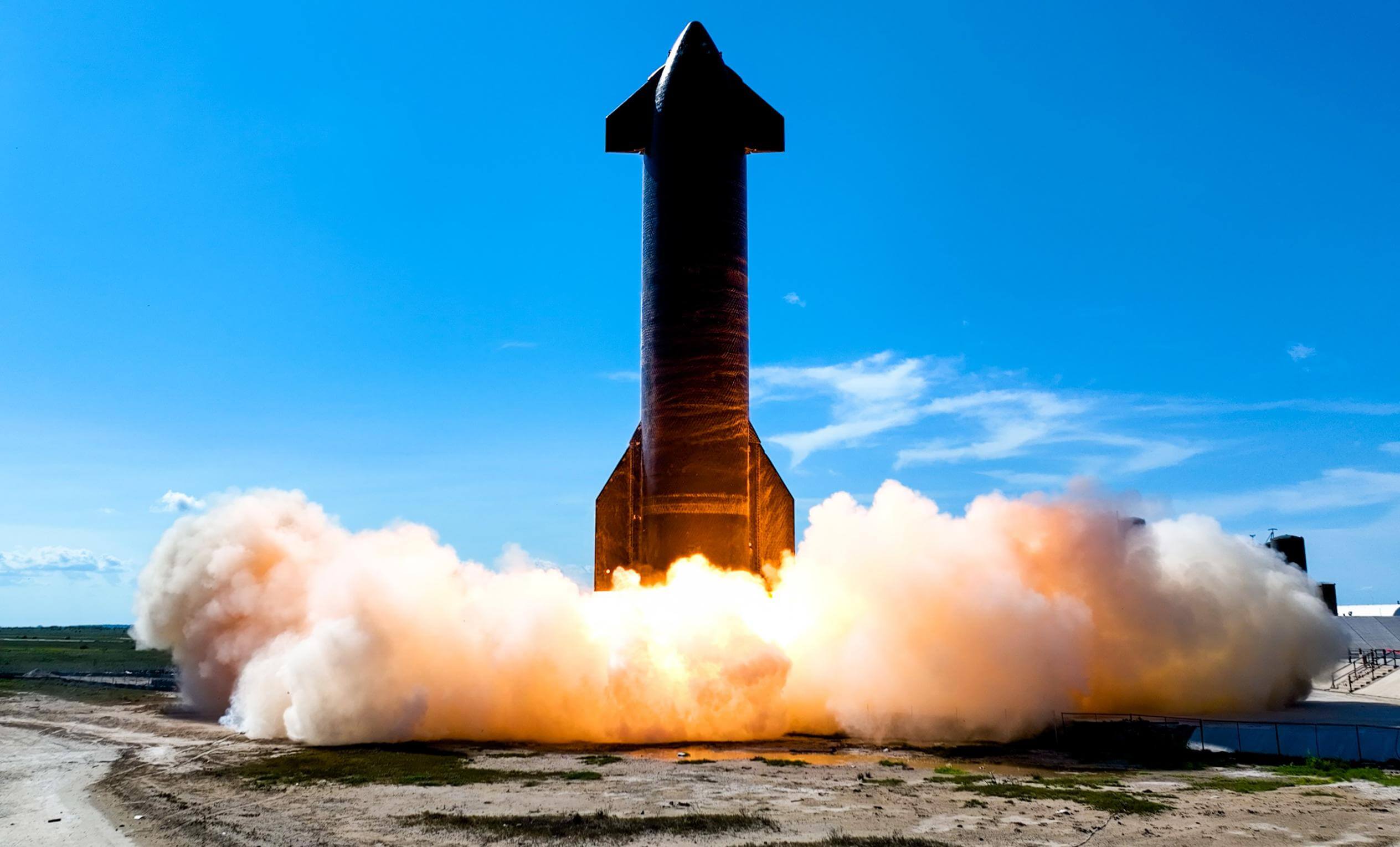 يشعل النموذج الأولي لـ SpaceX Starship ستة محركات ، ويبدأ نيرانًا كبيرة في الفرشاة