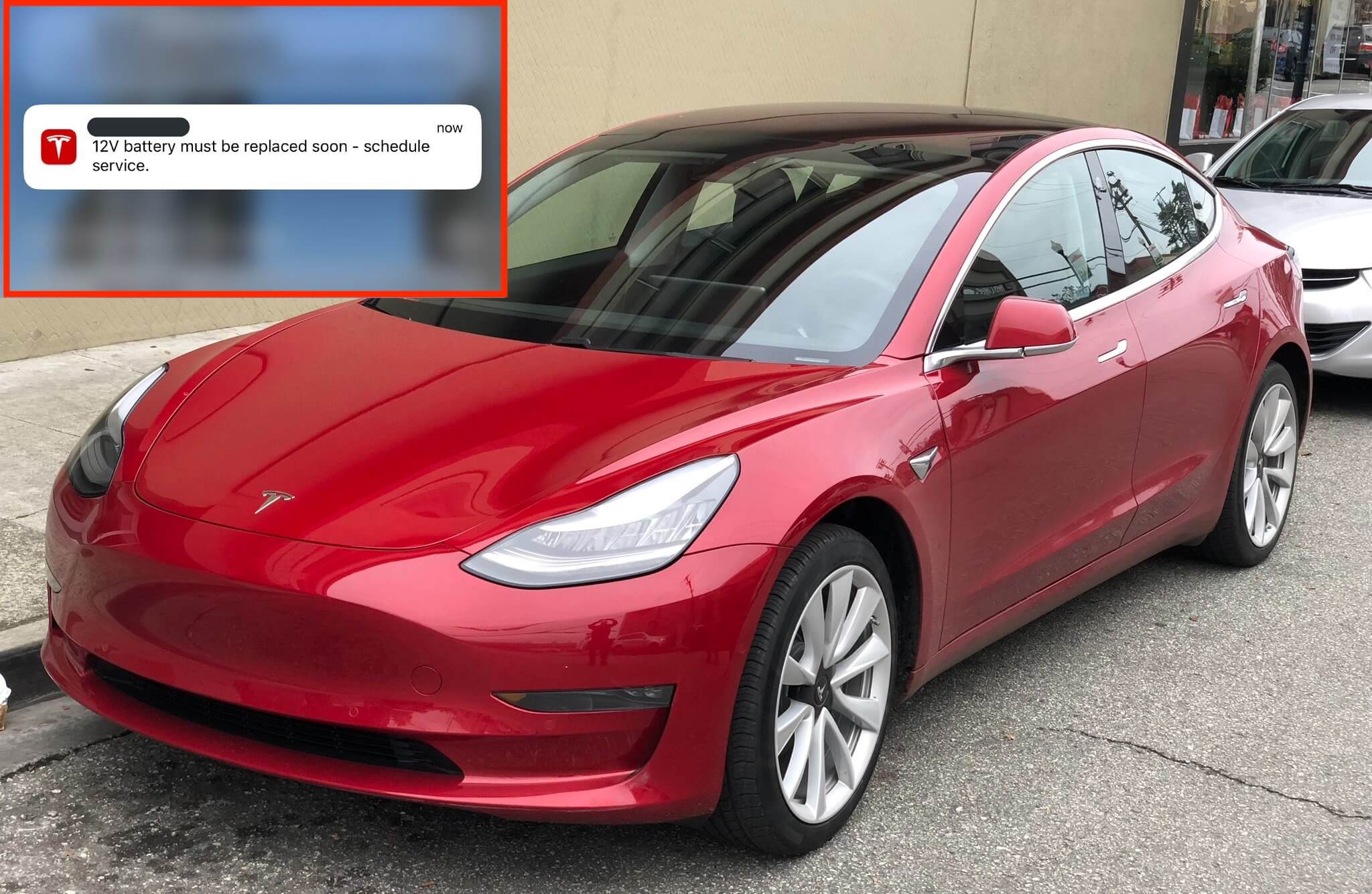 Приложение Tesla отправляет push-уведомления о замене 12-вольтовой батареи