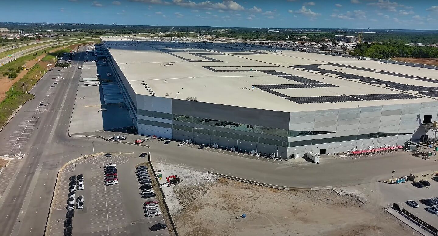 La façade de la Tesla Gigafactory Texas commence à recevoir une peinture blanche emblématique